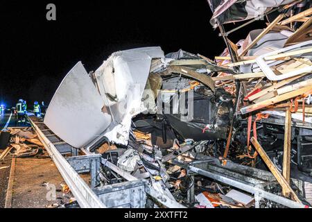 Lastwagen prallt auf Autobahn 2 gegen Betonfeiler einer Schilderbrücke - Fahrer und Beifahrer tot Fahrbahn Richtung Hannover, Blick Richtung Lauenau, Lastwagen ist gegen Schilderbrücke geprallt, Ladung War Messebaumaterial, Fahrerhaus und Lastwagen total zerstört, Fahrer und Beifahrer eingeklemmt Auetal, Landkreis Schaumburg Autobahn 2, Höhe cabine et tr Banque D'Images