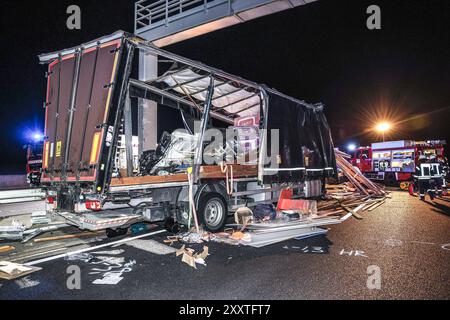 Lastwagen prallt auf Autobahn 2 gegen Betonfeiler einer Schilderbrücke - Fahrer und Beifahrer tot Fahrbahn Richtung Hannover, Blick Richtung Rehren, Lastwagen ist gegen Schilderbrücke geprallt, Ladung War Messebaumaterial, Fahrerhaus und Lastwagen total zerstört, Fahrer und Beifahrer eingeklemmt Auetal, Landkreis Schaumburg Autobahn 2, Höhe cab et truc Banque D'Images