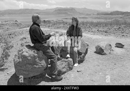 Homme et femme caucasiens de 55 à 60 ans prenant une pause à Lake Mead National Recreation Area dans le Nevada. ÉTATS-UNIS. Banque D'Images