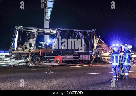 Lastwagen prallt auf Autobahn 2 gegen Betonfeiler einer Schilderbrücke - Fahrer und Beifahrer tot Fahrbahn Richtung Hannover, Blick Richtung Lauenau, Lastwagen ist gegen Schilderbrücke geprallt, Ladung War Messebaumaterial, Fahrerhaus und Lastwagen total zerstört, Fahrer und Beifahrer eingeklemmt Auetal, Landkreis Schaumburg Autobahn 2, Höhe cabine et tr Banque D'Images