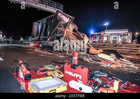 Lastwagen prallt auf Autobahn 2 gegen Betonfeiler einer Schilderbrücke - Fahrer und Beifahrer tot Fahrbahn Richtung Hannover, Blick Richtung Rehren, Lastwagen ist gegen Schilderbrücke geprallt, Lauenau, War Messebaumaterial, Fahrerhaus und Lastwagen total zerstört Höhe, Fahrer und Beifahrer eingeklemmt, Rettungsgeräte der Feuerweburg, Hydraulische Schaulische Ssachez Sprehren, Road-Road board Road-Road-drive in Aughen direction de l'Allemagne 2, Auberger, Auberghen béton conducteur sur Auberger, Auprehren 2 Banque D'Images