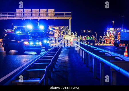 Lastwagen prallt auf Autobahn 2 gegen Betonfeiler einer Schilderbrücke - Fahrer und Beifahrer tot Fahrbahn Richtung Hannover, Blick Richtung Rehren, Lastwagen ist gegen Schilderbrücke geprallt, Lauenau, War Messebaumaterial, Fahrerhaus und Lastwagen total zerstört, Fahrer und Beifahrer eingeklemmt, Auetal, Landkreis Schaumburg Schaumburg Rehren panneau de la route 2, conducteur de bois de route de construction, aubahn 2, conducteur de bois de la route vers l'Allemagne crasha vu sur le chemin de bois de bois de bois de bois de bois de bois de bois de bois mort, Höhe, cabine a Banque D'Images