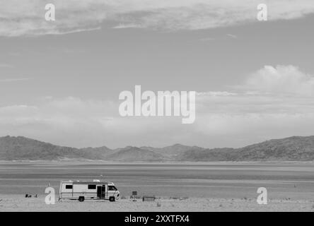 Camping-car garé sur la plage de Lake Mead National Recreation Area dans le Nevada, États-Unis. Banque D'Images