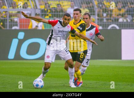 Signal Iduna Arena Dortmund Allemagne, 24.8,2024, Football : Bundesliga saison 2024/25 jour de match 1, Borussia Dortmund (BVB, jaune) vs Eintracht Frankfurt (SGE, blanc) 2:0 - de gauche à droite : Ellyes Skihiri (SGE), Pascal Groß (brut, BVB), Mario Götze (Goetze, SGE) Banque D'Images