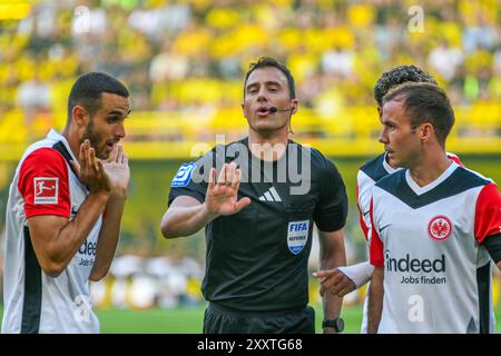 Signal Iduna Arena Dortmund Allemagne, 24.8,2024, Football : Bundesliga saison 2024/25 jour de match 1, Borussia Dortmund (BVB, jaune) vs Eintracht Frankfurt (SGE, blanc) 2:0 - de gauche à droite : Ellyes Skihiri (SGE), Schiedsrichter Felix Zwayer, Mario Götze (Goetze, SGE) Banque D'Images