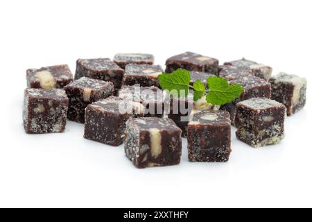 Cubes de chocolat avec noix et biscuits isolés sur blanc Banque D'Images