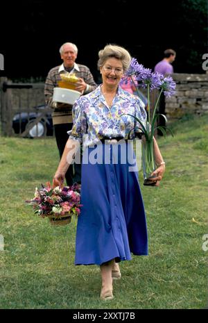 Concours d'arrangement de fleurs et concours de fleurs coupées ; Mme Richards apporte à la fête, le spectacle du village ses enteries. Vie rurale en Grande-Bretagne. Eastleach Turville, Gloucestershire Angleterre août années 1993 1990 Royaume-Uni HOMER SYKES Banque D'Images