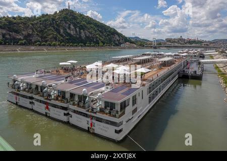 Hongrie, Budapest, vue des bateaux de croisière amarrés sur le Danube et le pont Elizabeth en arrière-plan. Le Danube est le deuxième plus long fleuve de Banque D'Images