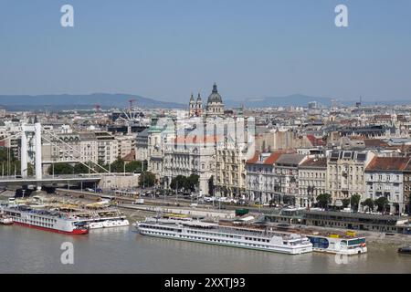 Hongrie, Budapest, vue panoramique sur la ville avec des bateaux de croisière amarrés sur le Danube et le pont Elizabeth en arrière-plan. Le Danube est le Banque D'Images