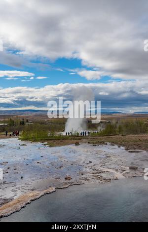 Haukadalur, Île - mai 26.2024, Geysir ou parfois connu sous le nom de Grand Geysir qui est un geyser dans le cercle d'Or sud-ouest de l'Islande Banque D'Images