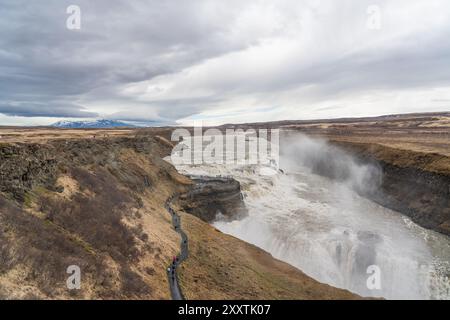 Des cascades d'eau au-dessus des cascades gullfoss par une journée nuageuse en Islande au cercle doré de mai Banque D'Images