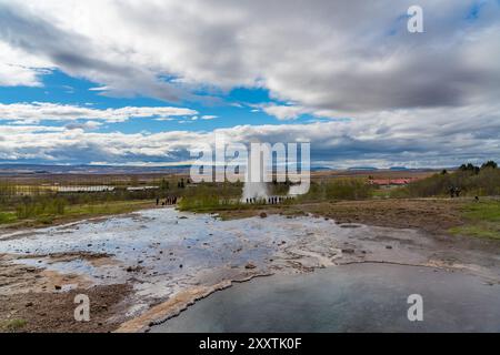 Haukadalur, Île - mai 26.2024, Geysir ou parfois connu sous le nom de Grand Geysir qui est un geyser dans le cercle d'Or sud-ouest de l'Islande Banque D'Images