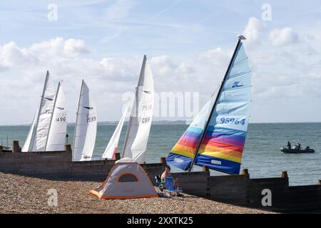 Une rangée de voiliers prêts à prendre l'eau pour la course sur un week-end de vacances bancaires ensoleillé et chaud de fin d'été Kent UK Banque D'Images