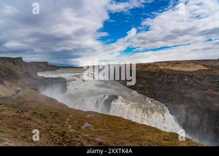 Des cascades d'eau au-dessus des cascades gullfoss par une journée nuageuse en Islande au cercle doré de mai Banque D'Images