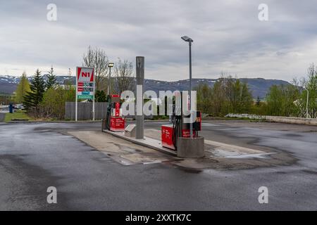 Laugarvatn, Islande - 26 mai 2024 : une station-service islandaise de la société N1 - logos de la société et prix de l'essence dans le paysage islandais Banque D'Images