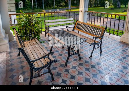 Table de pique-nique vide avec des bancs dans le parc le jour ensoleillé. Table vintage debout sur la terrasse. Banque D'Images