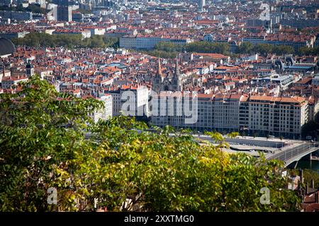 Lyon (centre-est de la France) : quai « quai Saint-Antoine » le long de la Saône et l’église Saint-Nizier vue depuis la colline de Fourvière Banque D'Images