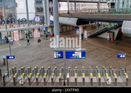 La Haye, pays-Bas - 31 janvier 2024 : arrivée et départ pour le voyage en train à l'intérieur de la gare centrale de la Haye, pays-Bas Banque D'Images