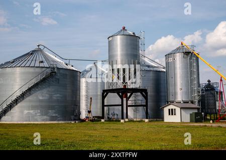 Bacs à céréales sur une ferme de l'Indiana Banque D'Images