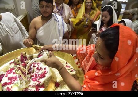 Guwahati, Guwahati, Inde. 26 août 2024. Les dévots versent du lait sur le seigneur Krishna dans le cadre de la célébration de Janmastami, anniversaire de naissance du seigneur hindou Krishna au temple Iskon à Guwahati Inde le lundi 26 août 2024. (Crédit image : © Dasarath Deka/ZUMA Press Wire) USAGE ÉDITORIAL SEULEMENT! Non destiné à UN USAGE commercial ! Crédit : ZUMA Press, Inc/Alamy Live News Banque D'Images