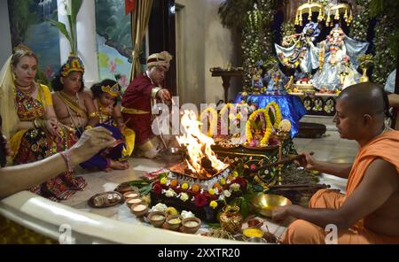 Guwahati, Guwahati, Inde. 26 août 2024. Le prêtre exécute le rituel dans le cadre de la célébration de Janmastami, anniversaire de naissance du seigneur hindou Krishna au temple Iskon à Guwahati Inde le lundi 26 août 2024. (Crédit image : © Dasarath Deka/ZUMA Press Wire) USAGE ÉDITORIAL SEULEMENT! Non destiné à UN USAGE commercial ! Crédit : ZUMA Press, Inc/Alamy Live News Banque D'Images