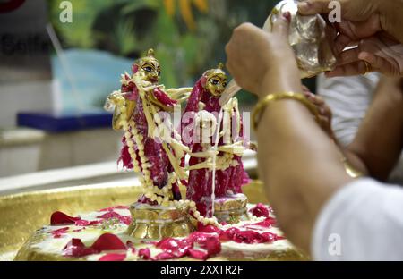 Guwahati, Guwahati, Inde. 26 août 2024. Les dévots versent du lait sur le seigneur Krishna dans le cadre de la célébration de Janmastami, anniversaire de naissance du seigneur hindou Krishna au temple Iskon à Guwahati Inde le lundi 26 août 2024. (Crédit image : © Dasarath Deka/ZUMA Press Wire) USAGE ÉDITORIAL SEULEMENT! Non destiné à UN USAGE commercial ! Crédit : ZUMA Press, Inc/Alamy Live News Banque D'Images