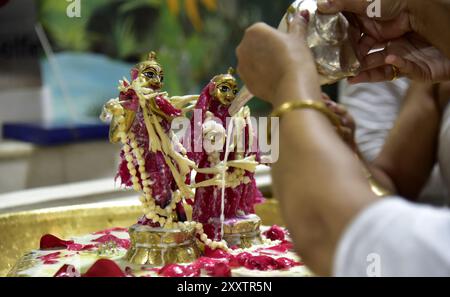 Guwahati, Guwahati, Inde. 26 août 2024. Les dévots versent du lait sur le seigneur Krishna dans le cadre de la célébration de Janmastami, anniversaire de naissance du seigneur hindou Krishna au temple Iskon à Guwahati Inde le lundi 26 août 2024. (Crédit image : © Dasarath Deka/ZUMA Press Wire) USAGE ÉDITORIAL SEULEMENT! Non destiné à UN USAGE commercial ! Crédit : ZUMA Press, Inc/Alamy Live News Banque D'Images