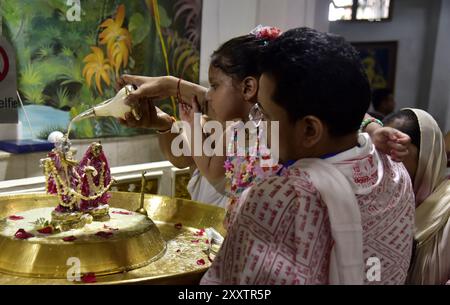 Guwahati, Guwahati, Inde. 26 août 2024. Les dévots versent du lait sur le seigneur Krishna dans le cadre de la célébration de Janmastami, anniversaire de naissance du seigneur hindou Krishna au temple Iskon à Guwahati Inde le lundi 26 août 2024. (Crédit image : © Dasarath Deka/ZUMA Press Wire) USAGE ÉDITORIAL SEULEMENT! Non destiné à UN USAGE commercial ! Crédit : ZUMA Press, Inc/Alamy Live News Banque D'Images