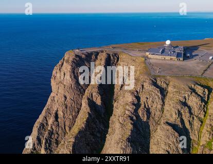 Honningsvag, Norvège. 05 août 2024. Le Cap Nord avec le centre d'accueil (vue aérienne avec un drone). Crédit : Patrick Pleul/dpa/Alamy Live News Banque D'Images