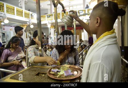 Guwahati, Guwahati, Inde. 26 août 2024. Un prêtre bénit un dévot dans le cadre de la célébration de Janmastami, anniversaire de naissance du seigneur hindou Krishna au temple Iskon à Guwahati en Inde le lundi 26 août 2024. (Crédit image : © Dasarath Deka/ZUMA Press Wire) USAGE ÉDITORIAL SEULEMENT! Non destiné à UN USAGE commercial ! Crédit : ZUMA Press, Inc/Alamy Live News Banque D'Images