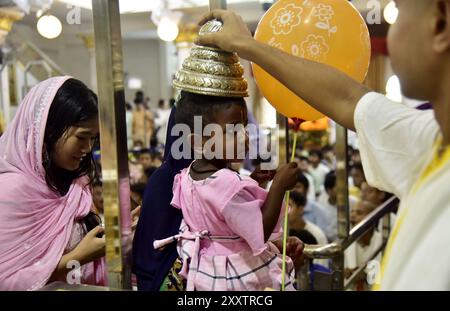 Guwahati, Guwahati, Inde. 26 août 2024. Un prêtre bénit un enfant dans le cadre de la célébration de Janmastami, anniversaire de naissance du seigneur hindou Krishna au temple Iskon à Guwahati Inde le lundi 26 août 2024. (Crédit image : © Dasarath Deka/ZUMA Press Wire) USAGE ÉDITORIAL SEULEMENT! Non destiné à UN USAGE commercial ! Crédit : ZUMA Press, Inc/Alamy Live News Banque D'Images