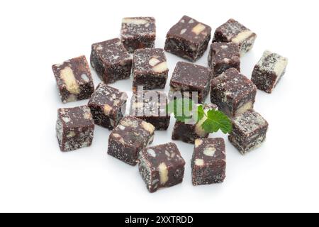 Cubes de chocolat avec noix et biscuits isolés sur blanc Banque D'Images