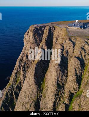 Honningsvag, Norvège. 05 août 2024. Le Cap Nord avec le centre d'accueil (vue aérienne avec un drone). Crédit : Patrick Pleul/dpa/Alamy Live News Banque D'Images