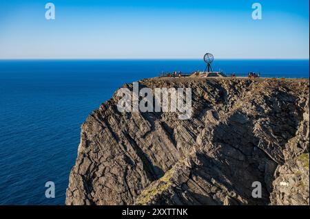 Honningsvag, Norvège. 05 août 2024. Le Cap Nord avec son globe en acier. Crédit : Patrick Pleul/dpa/Alamy Live News Banque D'Images