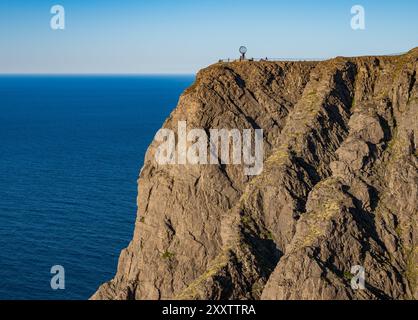 Honningsvag, Norvège. 05 août 2024. Le Cap Nord avec son globe en acier. Crédit : Patrick Pleul/dpa/Alamy Live News Banque D'Images