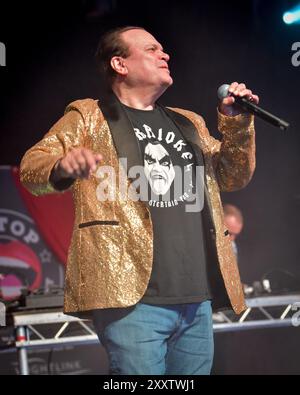 BARRIOKE - Barry de Eastenders (joué par Shaun Williamson) avec un décor hilarant au Victorious Festival de Southsea le dimanche 25 août crédit : Graham Tarrant/Alamy Live News Banque D'Images