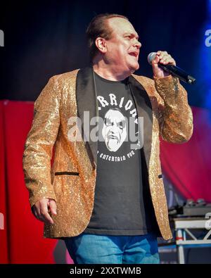 BARRIOKE - Barry de Eastenders (joué par Shaun Williamson) avec un décor hilarant au Victorious Festival de Southsea le dimanche 25 août crédit : Graham Tarrant/Alamy Live News Banque D'Images