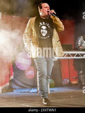 BARRIOKE - Barry de Eastenders (joué par Shaun Williamson) avec un décor hilarant au Victorious Festival de Southsea le dimanche 25 août crédit : Graham Tarrant/Alamy Live News Banque D'Images