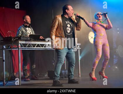 BARRIOKE - Barry de Eastenders (joué par Shaun Williamson) avec un décor hilarant au Victorious Festival de Southsea le dimanche 25 août crédit : Graham Tarrant/Alamy Live News Banque D'Images