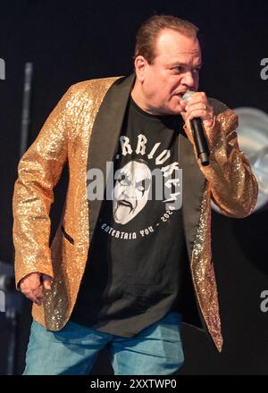 BARRIOKE - Barry de Eastenders (joué par Shaun Williamson) avec un décor hilarant au Victorious Festival de Southsea le dimanche 25 août crédit : Graham Tarrant/Alamy Live News Banque D'Images