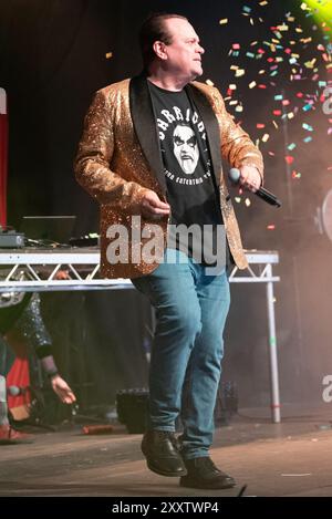 BARRIOKE - Barry de Eastenders (joué par Shaun Williamson) avec un décor hilarant au Victorious Festival de Southsea le dimanche 25 août crédit : Graham Tarrant/Alamy Live News Banque D'Images