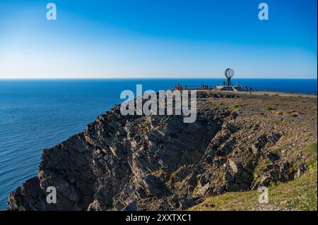 Honningsvag, Norvège. 05 août 2024. Le Cap Nord avec son globe en acier. Crédit : Patrick Pleul/dpa/Alamy Live News Banque D'Images