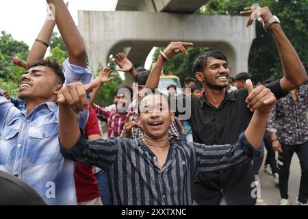 Dhaka, Dhaka, Bangladesh. 26 août 2024. En raison des inondations qui se poursuivent dans 12 districts, y compris dans la région orientale du Bangladesh, le Comité de célébration du Puja du Bangladesh a décidé d'observer de manière limitée la procession traditionnelle du Janmashtami pour Lord Shri Krishna. La procession a eu lieu aujourd'hui, 26 août 2024, commençant de Palashi à l'Université de Dhaka et se terminant au parc Bahadur Shah dans le Vieux Dhaka. Pendant le cortège, il y avait une présence importante des forces de l'ordre pour prévenir tout désordre. Crédit : ZUMA Press, Inc/Alamy Live News Banque D'Images