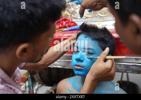 Dhaka, Dhaka, Bangladesh. 26 août 2024. En raison des inondations qui se poursuivent dans 12 districts, y compris dans la région orientale du Bangladesh, le Comité de célébration du Puja du Bangladesh a décidé d'observer de manière limitée la procession traditionnelle du Janmashtami pour Lord Shri Krishna. La procession a eu lieu aujourd'hui, 26 août 2024, commençant de Palashi à l'Université de Dhaka et se terminant au parc Bahadur Shah dans le Vieux Dhaka. Pendant le cortège, il y avait une présence importante des forces de l'ordre pour prévenir tout désordre. Crédit : ZUMA Press, Inc/Alamy Live News Banque D'Images