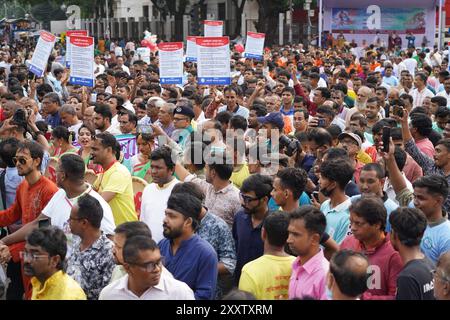 Dhaka, Dhaka, Bangladesh. 26 août 2024. En raison des inondations qui se poursuivent dans 12 districts, y compris dans la région orientale du Bangladesh, le Comité de célébration du Puja du Bangladesh a décidé d'observer de manière limitée la procession traditionnelle du Janmashtami pour Lord Shri Krishna. La procession a eu lieu aujourd'hui, 26 août 2024, commençant de Palashi à l'Université de Dhaka et se terminant au parc Bahadur Shah dans le Vieux Dhaka. Pendant le cortège, il y avait une présence importante des forces de l'ordre pour prévenir tout désordre. Crédit : ZUMA Press, Inc/Alamy Live News Banque D'Images