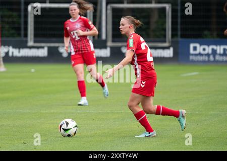 Cologne, Allemagne. 17 août 2024. Cologne, Allemagne, 17 août 2024 Laura Donhauser (25 Köln) en action lors du match amical entre 1. FC Köln et Utrecht au RheinEnergieSportpark Rasenplatz, Germnay. Qianru Zhang/SPP (Qianru Zhang/SPP) crédit : SPP Sport Press photo. /Alamy Live News Banque D'Images