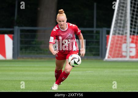 Cologne, Allemagne. 17 août 2024. Cologne, Allemagne, 17 août 2024 Laura Vogt (8 Köln) en action lors du match amical entre 1. FC Köln et Utrecht au RheinEnergieSportpark Rasenplatz, Germnay. Qianru Zhang/SPP (Qianru Zhang/SPP) crédit : SPP Sport Press photo. /Alamy Live News Banque D'Images