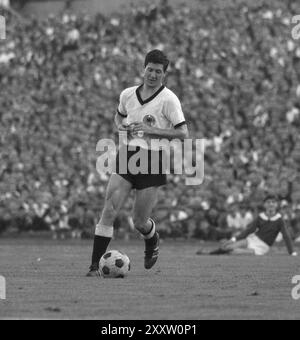 Munich, Deutschland. 01 juillet 2014. PHOTO D'ARCHIVE : Horst Szymaniak aurait eu 90 ans le 29 août 2024, match international Allemagne de l'Ouest - Écosse 2:2, action individuelle par Horst SZYMANIAK, équipe nationale, 12 mai 1964. ? Crédit : dpa/Alamy Live News Banque D'Images