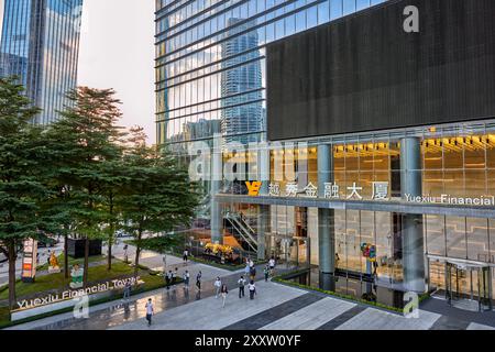 Les gens marchent à la porte d'entrée de la tour financière Yuexiu dans la nouvelle ville de Zhujiang, quartier central des affaires de la ville de Guangzhou, en Chine. Banque D'Images