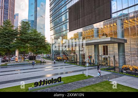 Les gens marchent à la porte d'entrée de la tour financière Yuexiu dans la nouvelle ville de Zhujiang, quartier central des affaires de la ville de Guangzhou, en Chine. Banque D'Images